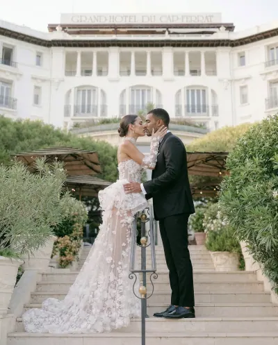 Portrait éditorial de mariés dans les pinèdes du Grand-Hôtel Cap-Ferrat Saint-Jean-Cap-Ferrat — mariage luxe Côte d’Azur