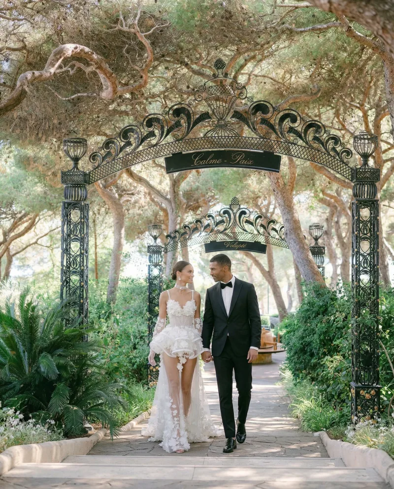 Portrait éditorial de mariés dans les pinèdes du Grand-Hôtel Cap-Ferrat Saint-Jean-Cap-Ferrat — mariage luxe Côte d’Azur