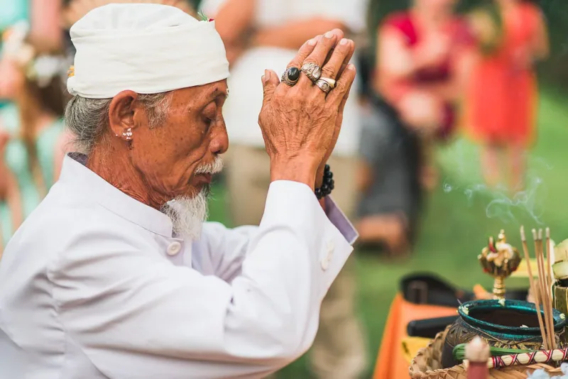 Se marier à Bali.. Explorez le charme intemporel d’une épopée romantique au Balquisse héritage hôtel à Bali où l’amour prend vie parmi les jardins exotique d’Eden Balinais.