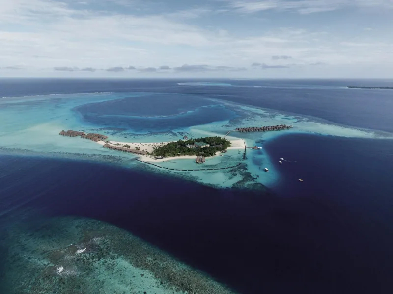 Se marier au Constance Moofushi Maldives, un mariage suspendu entre ciel et lagon aux Maldives
