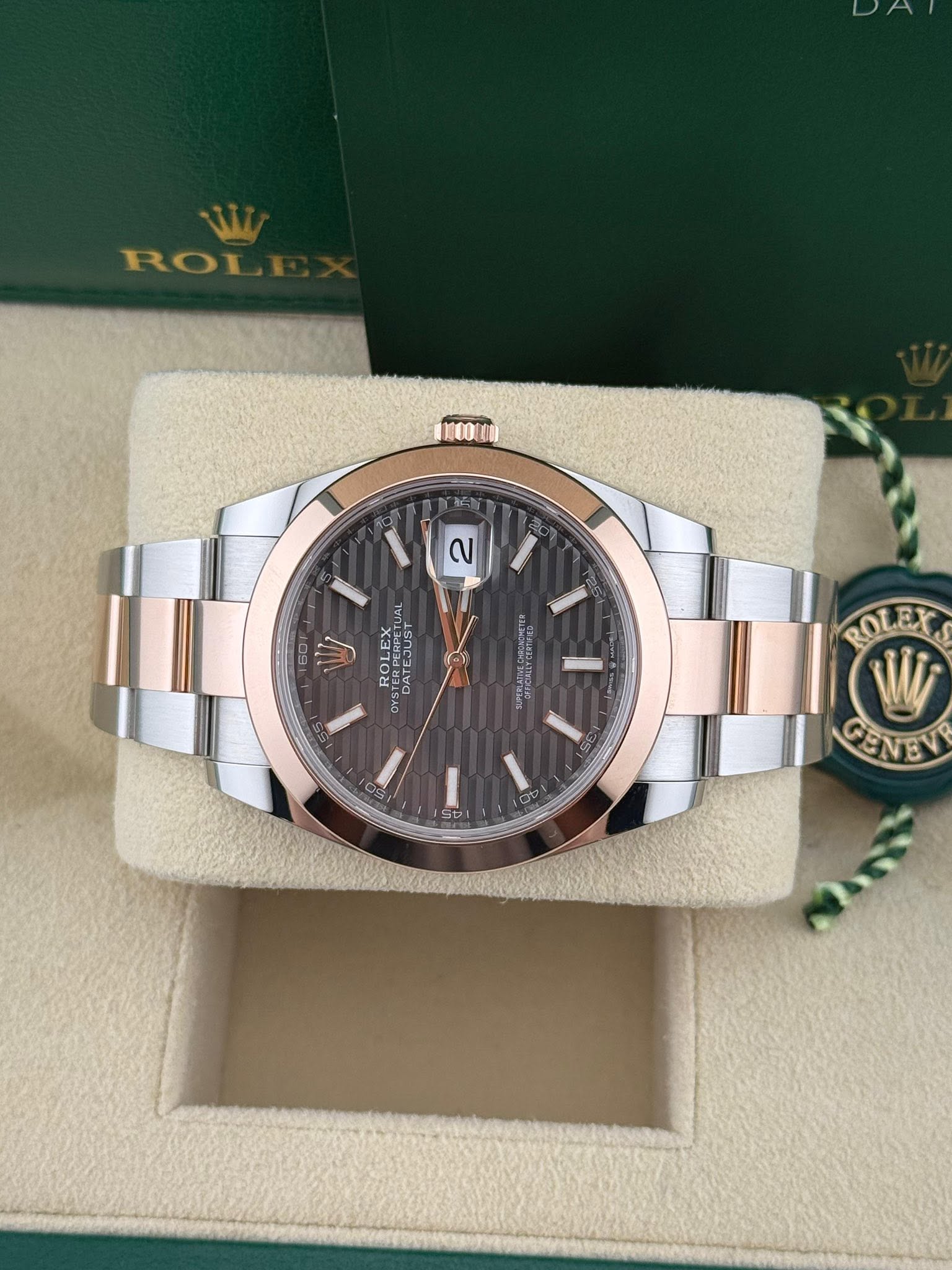 Datejust 41 rhodium motif dial smooth bezel 126301