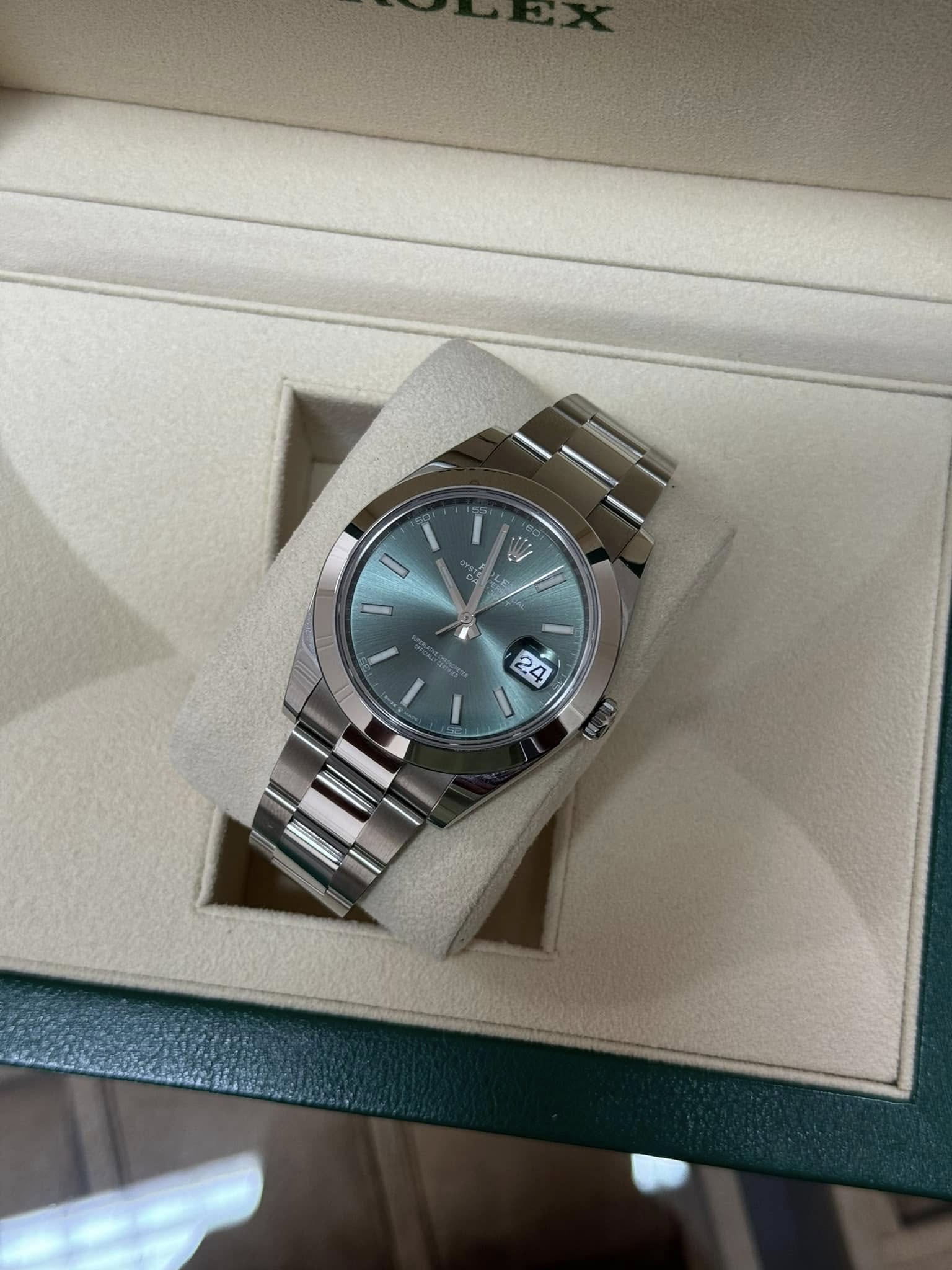 Rolex Datejust ‘Green Dial’ Smooth Bezel 41mm 126300