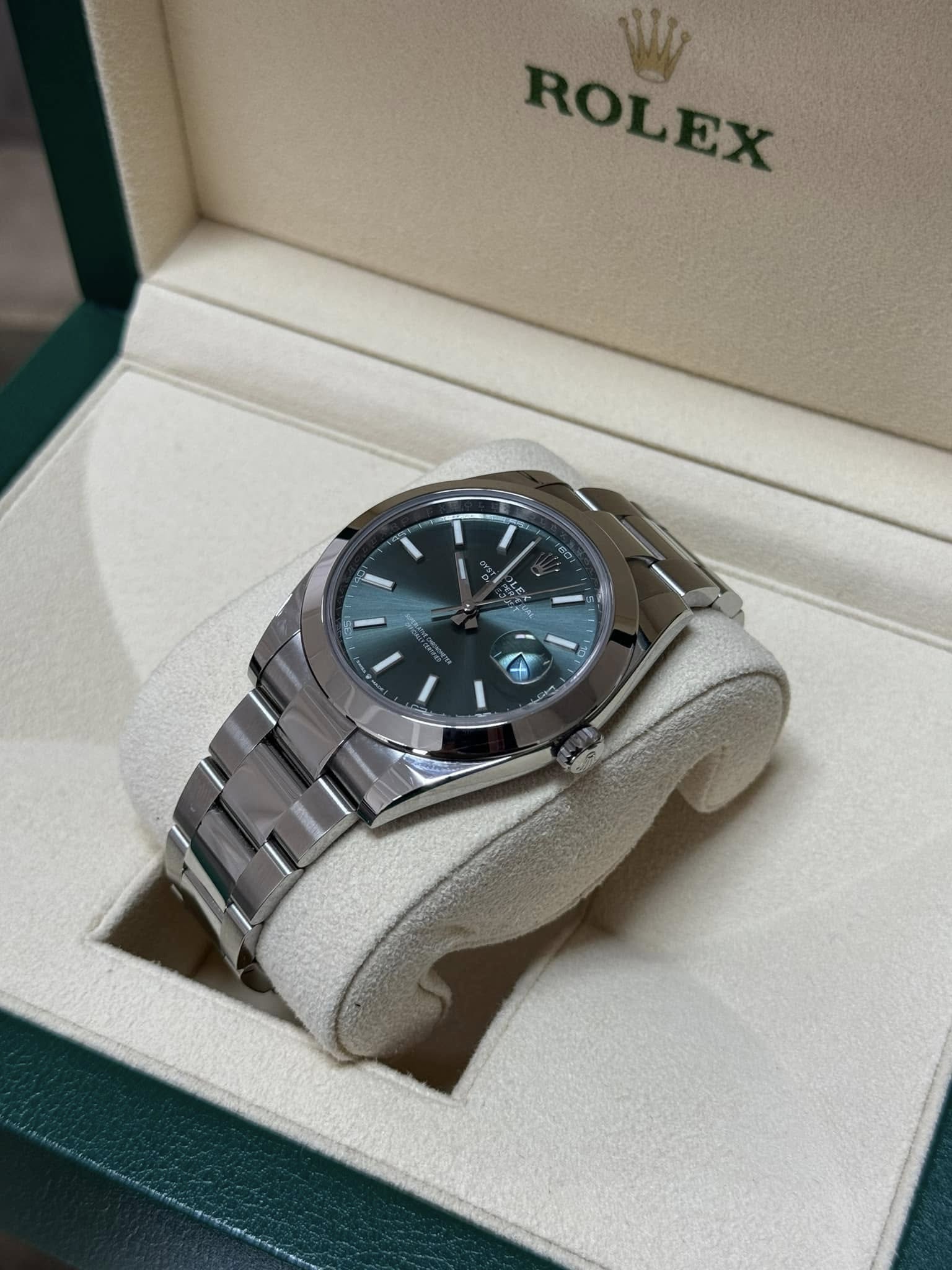 Rolex Datejust ‘Green Dial’ Smooth Bezel 41mm 126300