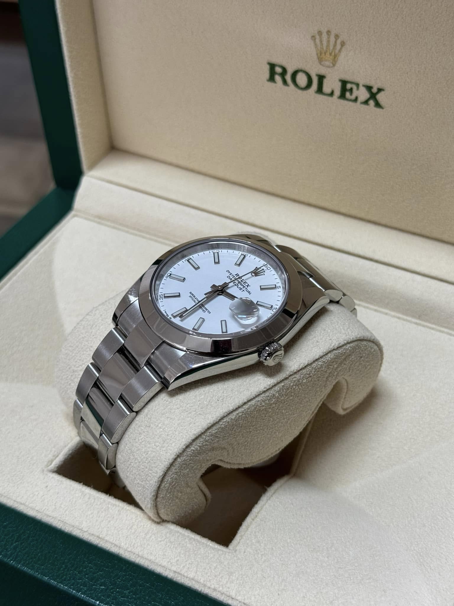 Rolex Datejust ‘White Dial’ Smooth Bezel 41mm 126300