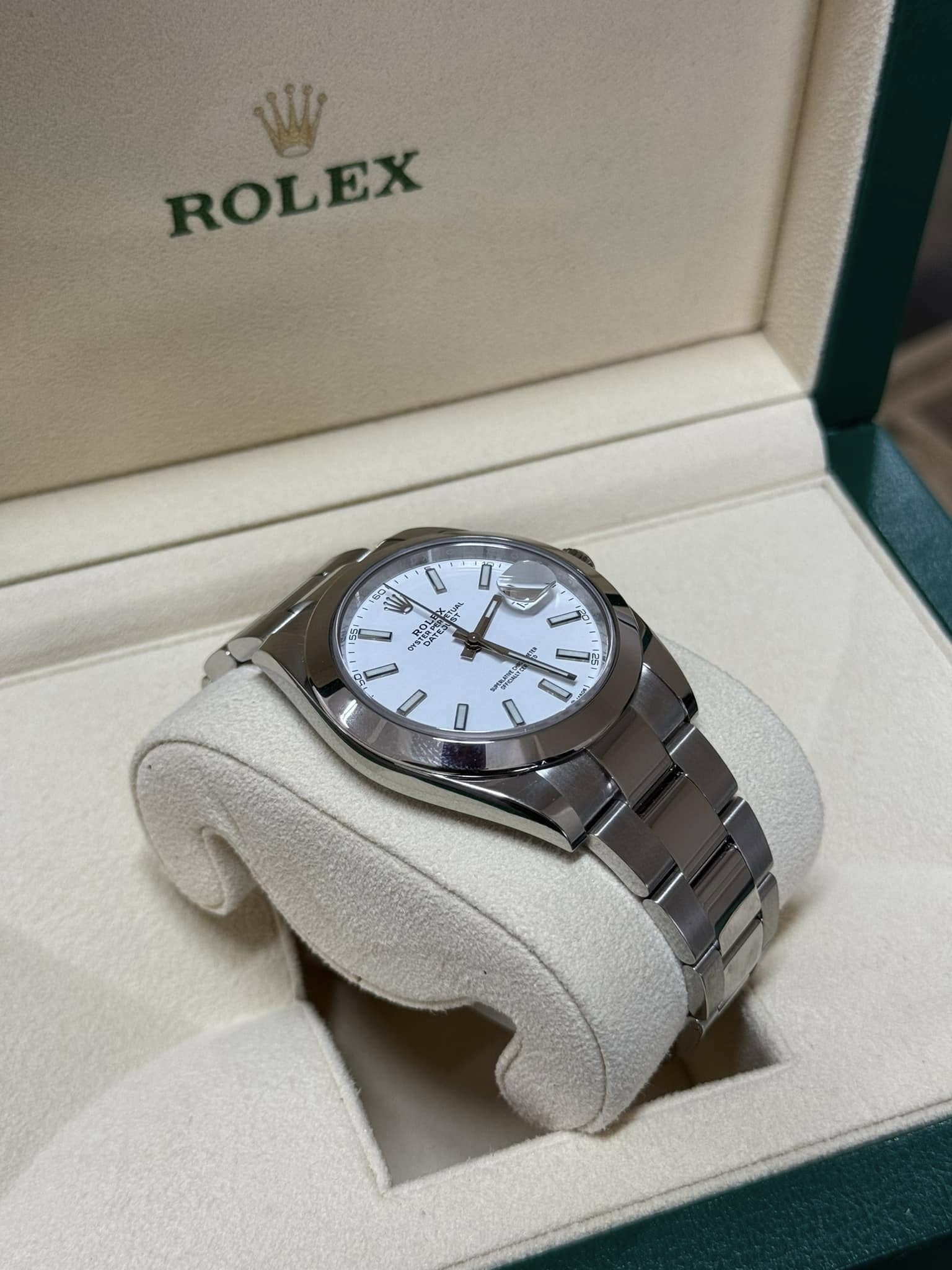 Rolex Datejust ‘White Dial’ Smooth Bezel 41mm 126300