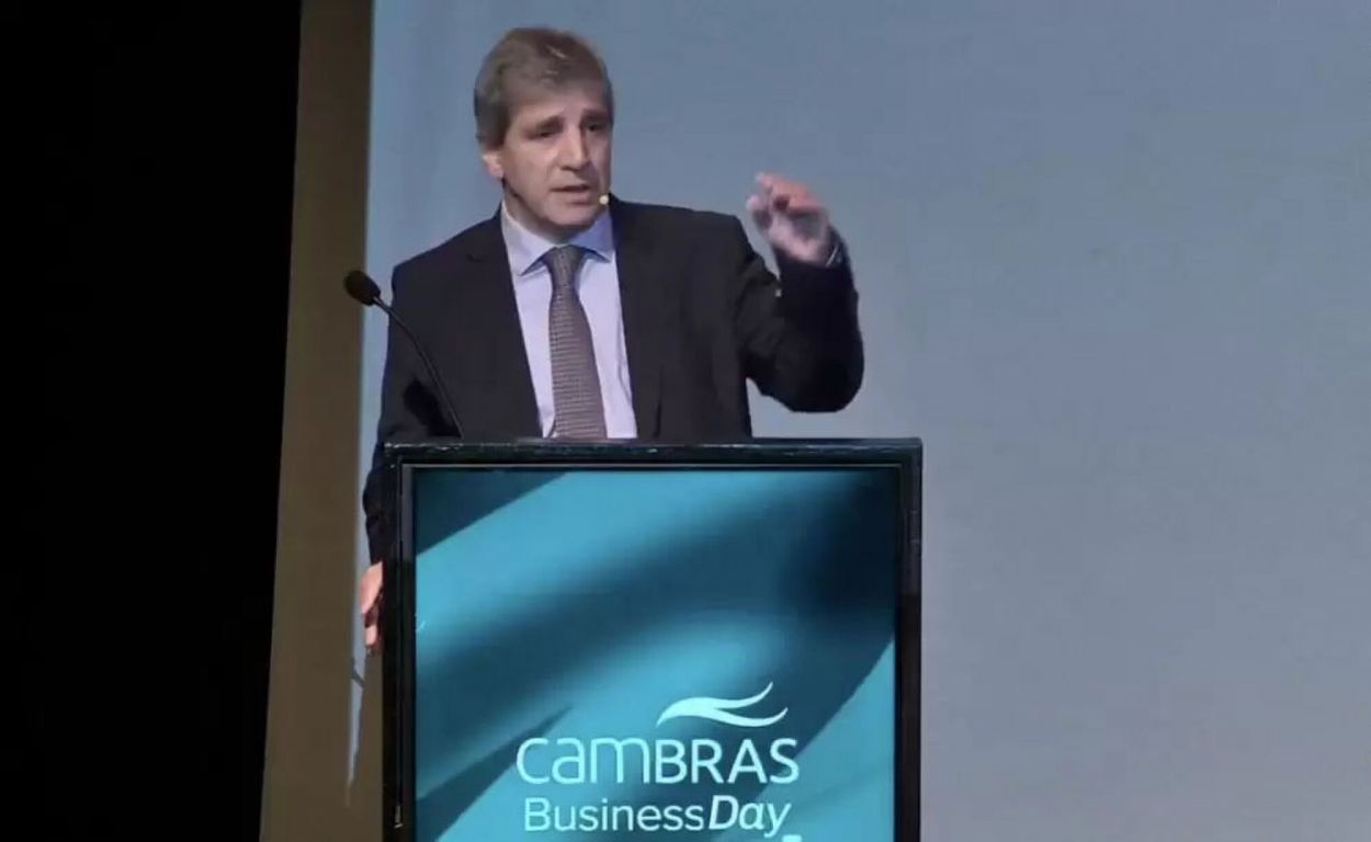 Caputo defendió el rumbo económico y aseguró que hoy “sobran dólares”