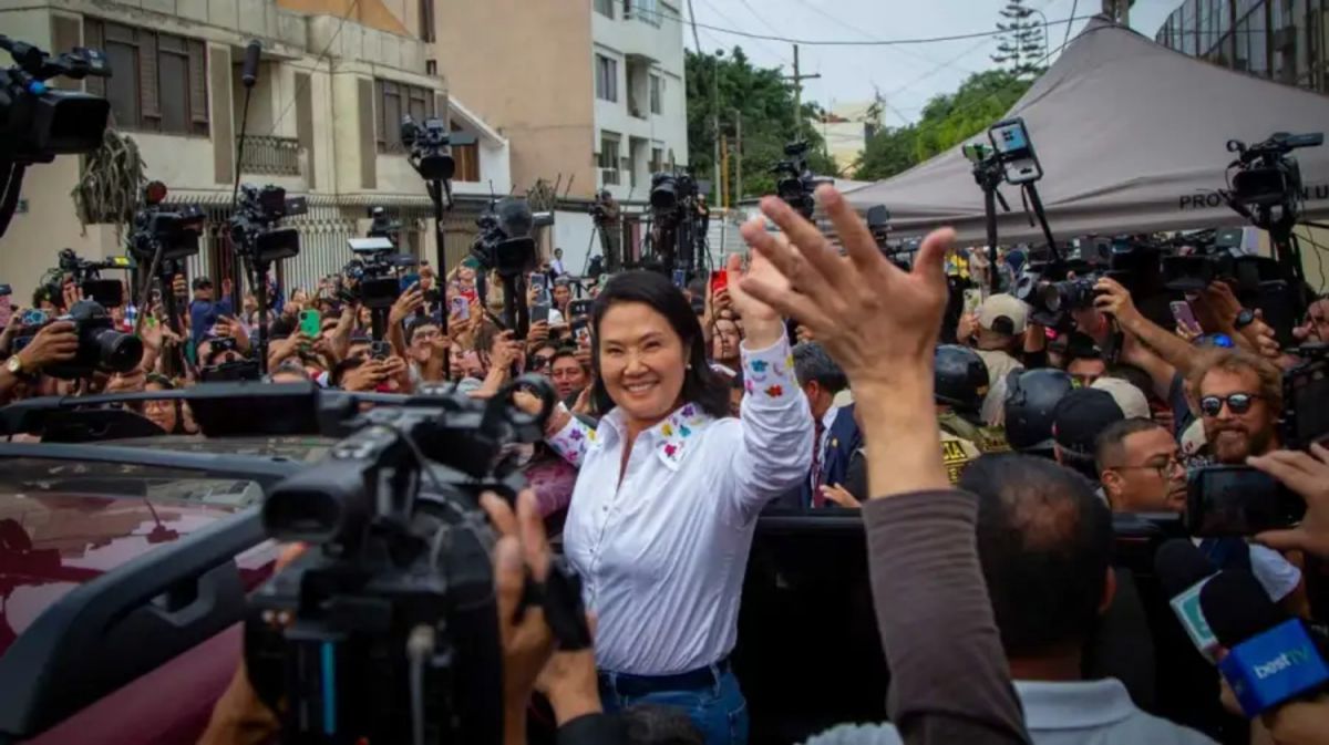 Perú sigue en tensión tras un escrutinio ajustado
