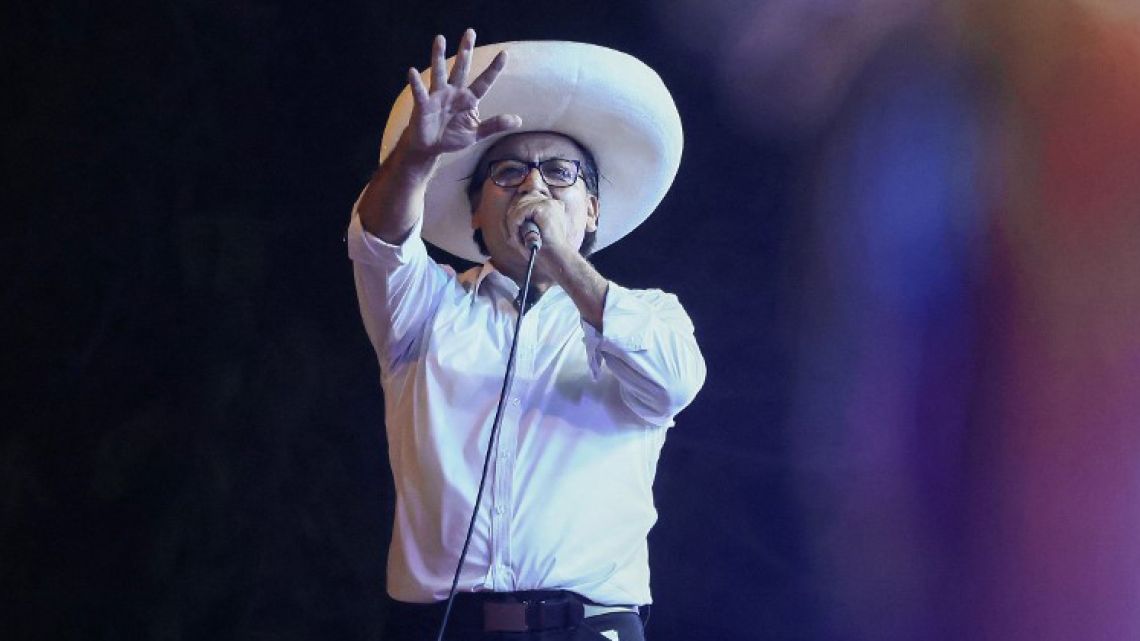 Perú espera números oficiales entre festejos cruzados y máxima tensión política
