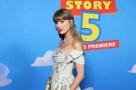 Taylor Swift sorprendió a todos con una interpretación en vivo de la canción que escribió para Toy Story 5