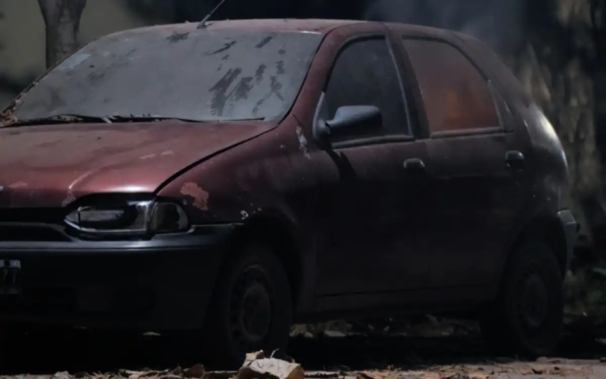 Hallan el cuerpo calcinado de una mujer dentro de un auto en Tucumán: tenía un cable atado en el cuello
