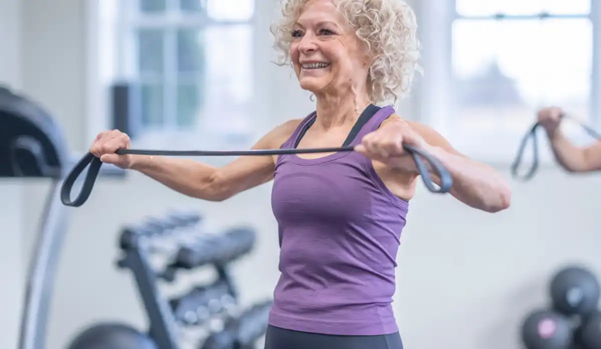 Ni gimnasio ni pesas: la rutina con bandas elásticas ideal para combatir el dolor de espalda y la mala postura