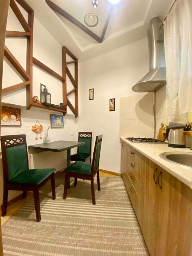 20 Virmenska St near Rynok Square, thumbnail 4