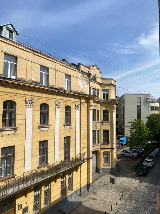 Центр, піаніно, мініатюра 6