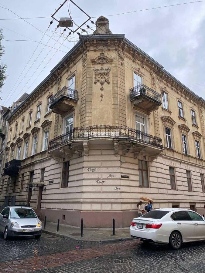Центр, піаніно, мініатюра 36