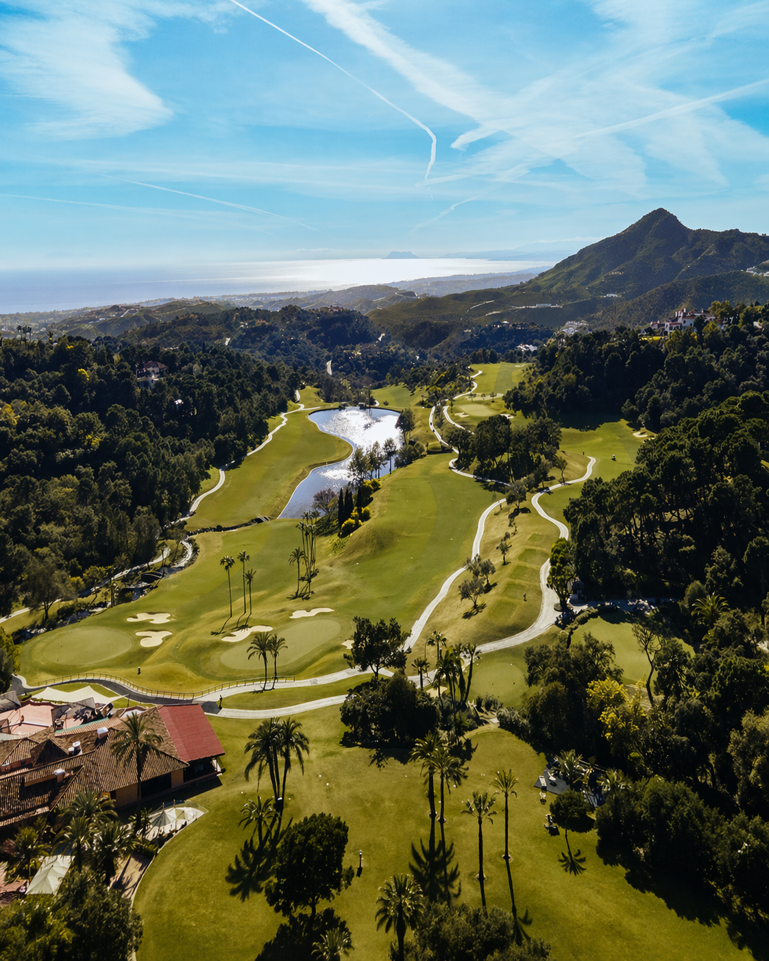 Golf Privé & Slow Luxury : Nouvelle SignatuVue aérienne du golf de La Zagaleta à Marbella avec panorama sur la mer et les montagnes, domaine résidentiel de luxe exclusifre du Luxe Moderne, Investissement et Capital Relationnel