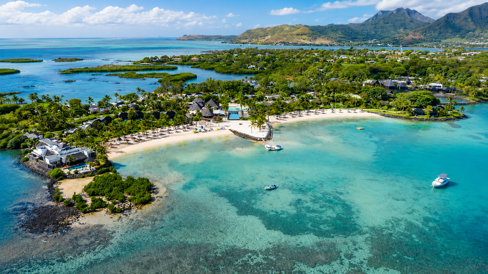 Vue aérienne d’Anahita Golf & Spa Resort à Mauritius avec plage privée, lagon turquoise, villas de luxe et paysages tropicaux.