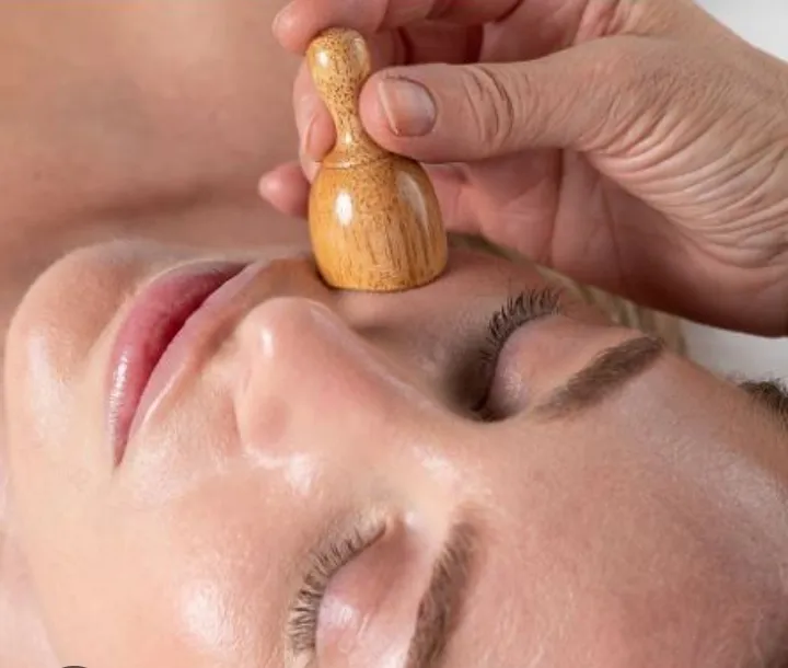 Tratamiento facial con maderoterapia