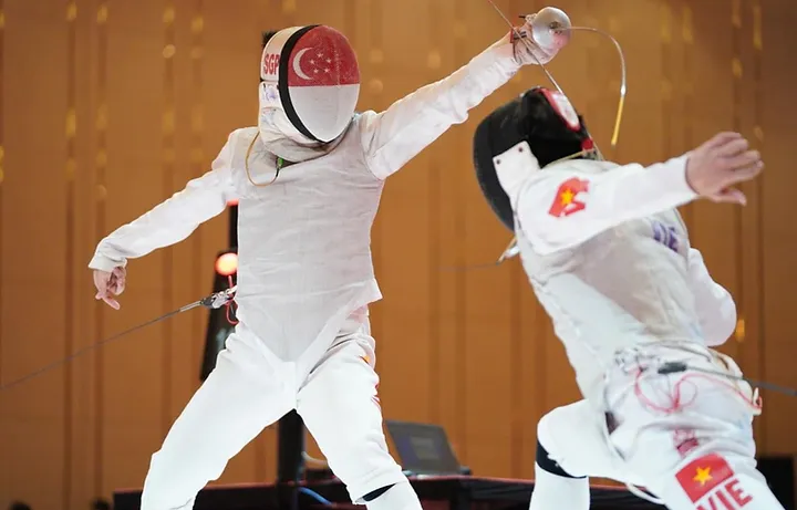 Foil Competitive Sparring Group Class (Adults & Teens, Advanced)