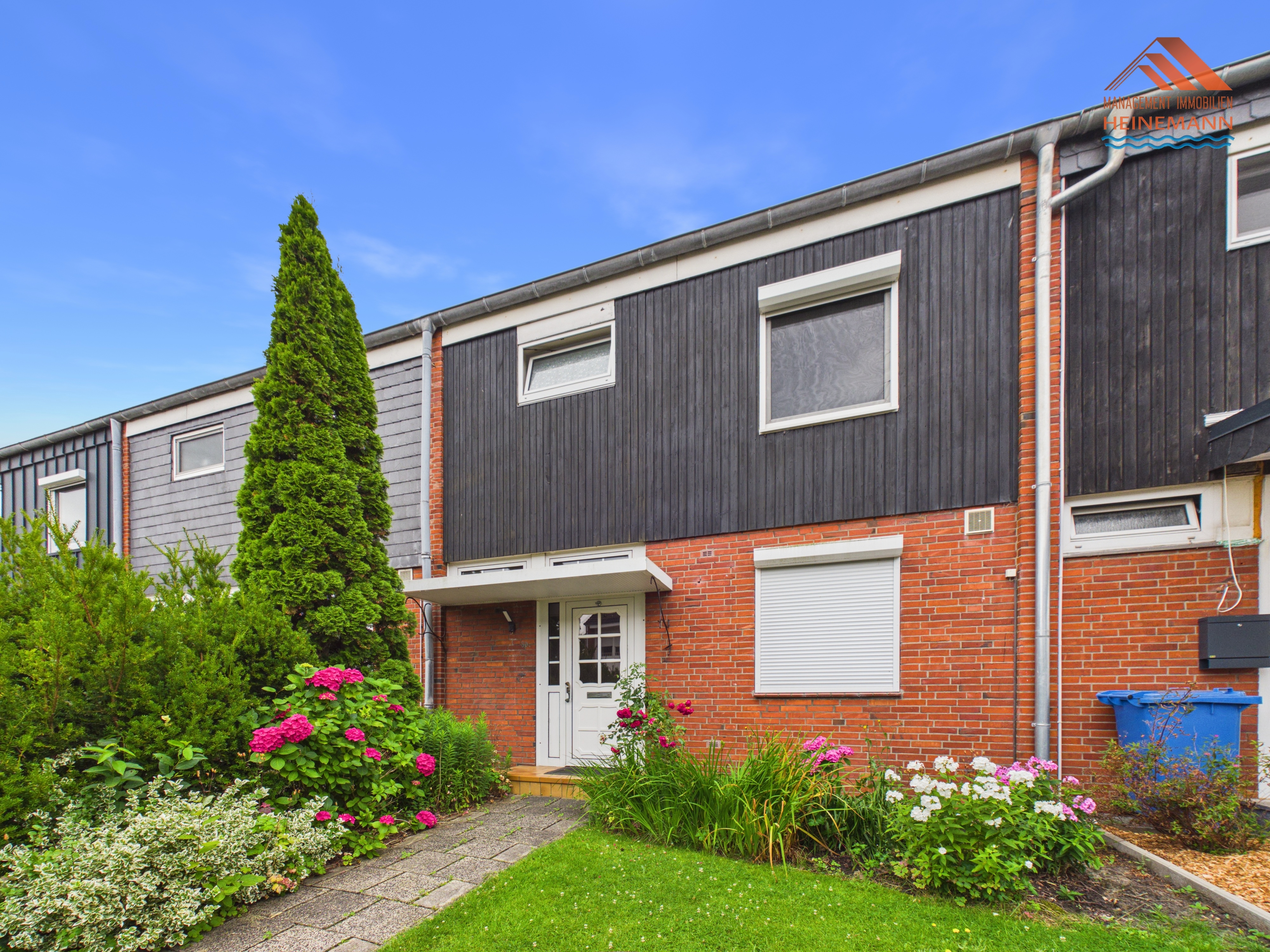 Viel Platz für die ganze Familie: Großzügiges Reihenmittelhaus mit Garten, Keller und Garage in Cuxhaven. – Ansicht 1