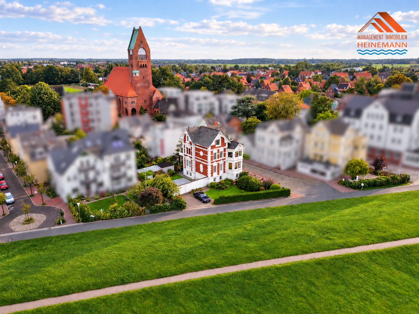 Wohnen direkt am Deich – großzügige Altbauwohnung in historischer Villa von 1898