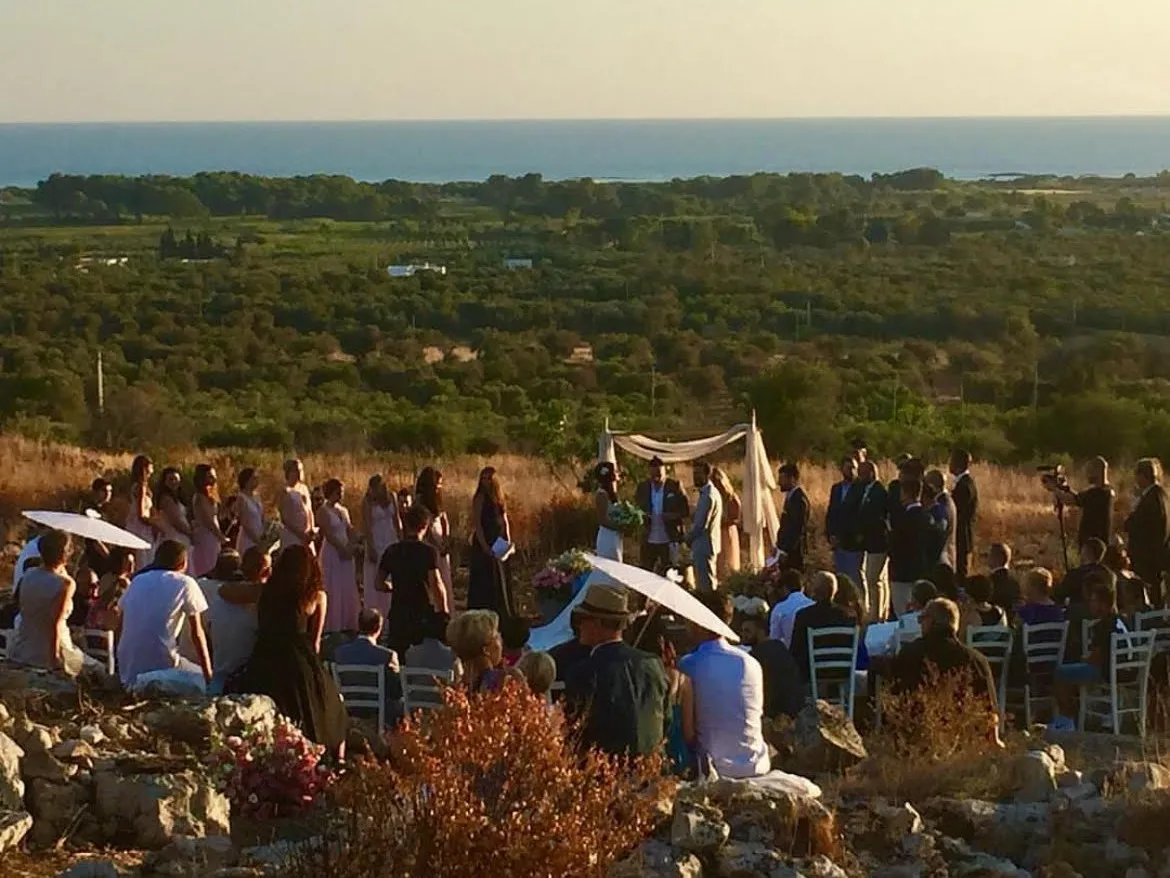 Masseria con tavoli eleganti