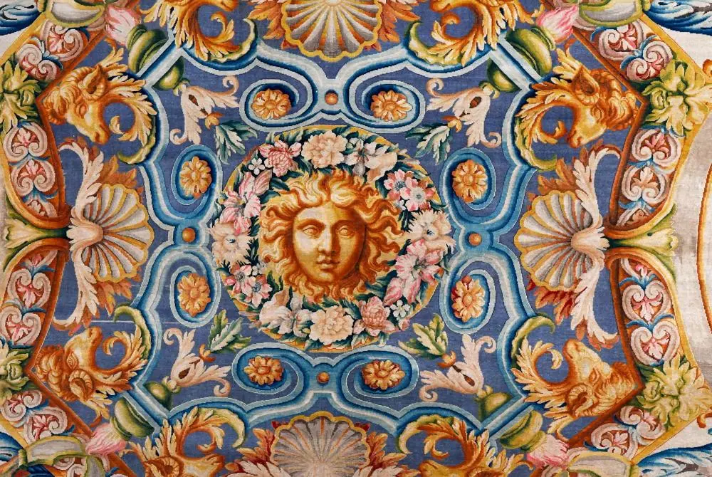 © Mobilier national, Изабель Бидо, Мануфактура Савоннери по эскизу Шарля Лебрена (1619–1690). «Голова Аполлона», фрагмент шестого ковра для Большой галереи Лувра. Шерсть, лён. 8,82 × 5,94 м. Париж, Mobilier national.