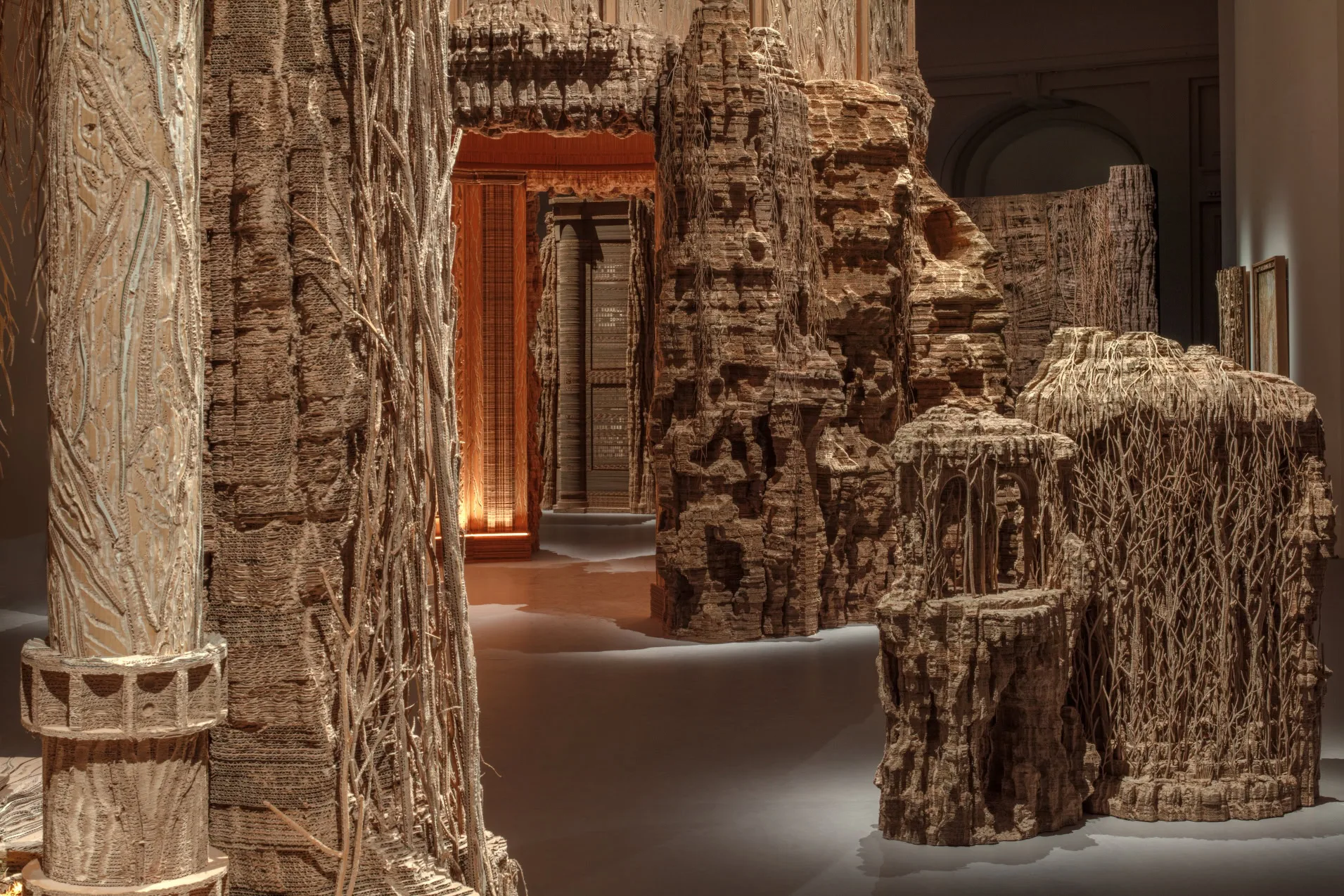 Eva Jospin. Вид экспозиции Grottesco, 2025, Grand Palais, Париж. © Benoît Fougeirol. Предоставлено художницей и Grand Palais. © Adagp, Париж.