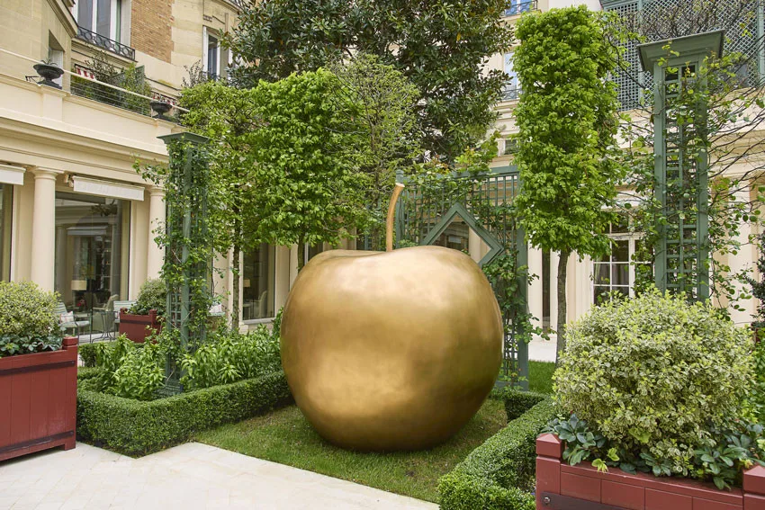 Клод Лалланн, Pomme de New York, 2008, в настоящее время представлена в садах отеля Bristol в Париже. Эстимейт: 5 000 000–7 000 000 евро. © Christie’s Images Limited.