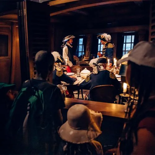 сцена из спектакля "Тайна Лаперуза" (с) https://www.puydufou.com/france/fr