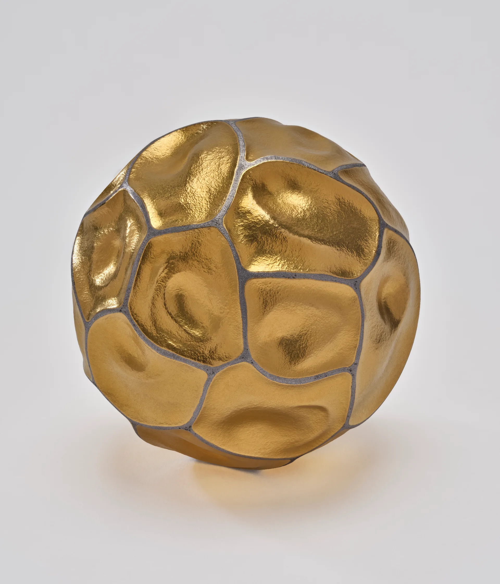 Даниэл Браш «Сфера» (Orb), 1992–1995. Чистое золото, сталь. Частная коллекция