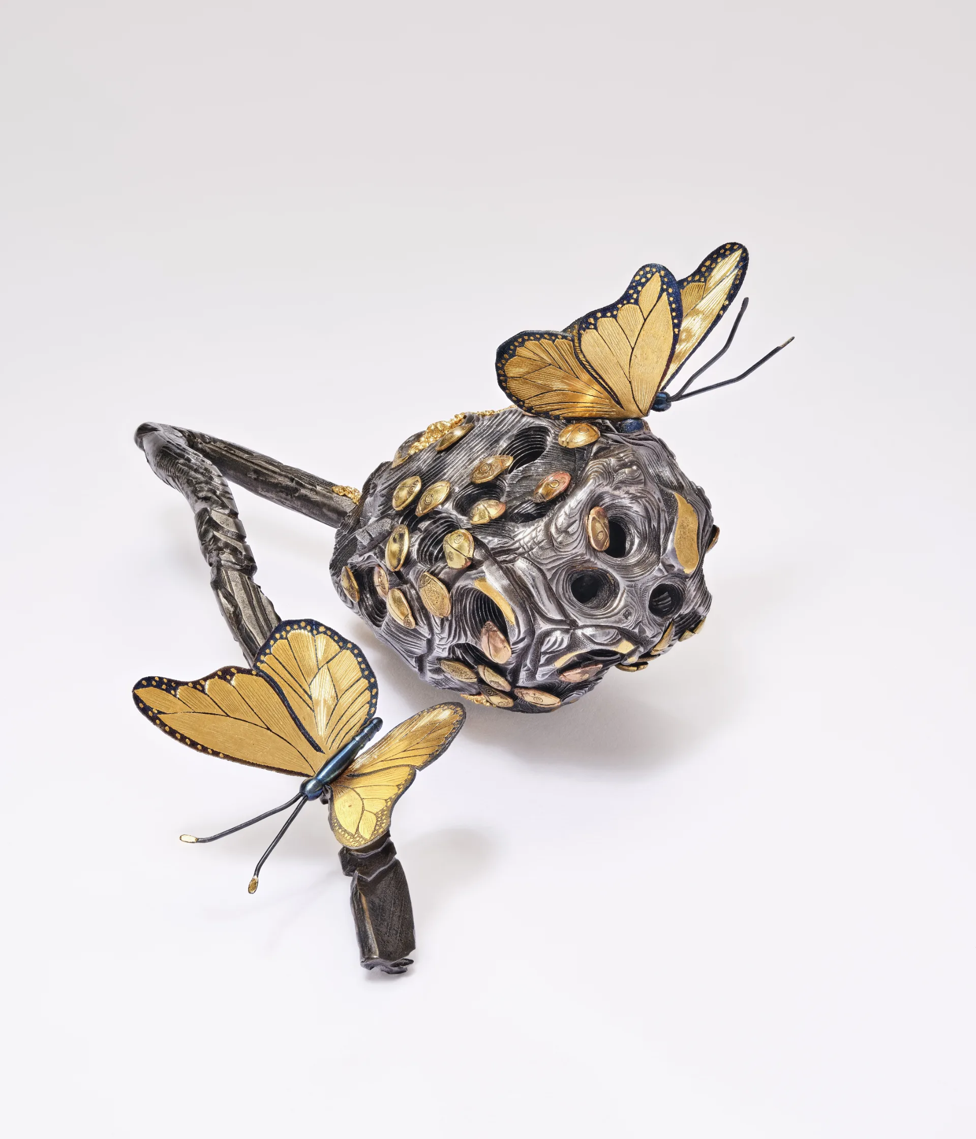Даниэл Браш «Гнездо: бабочки и божьи коровки» (Nest: Butterflies, Ladybugs), 1990–1992. Чистое золото, сталь. Частная коллекция
