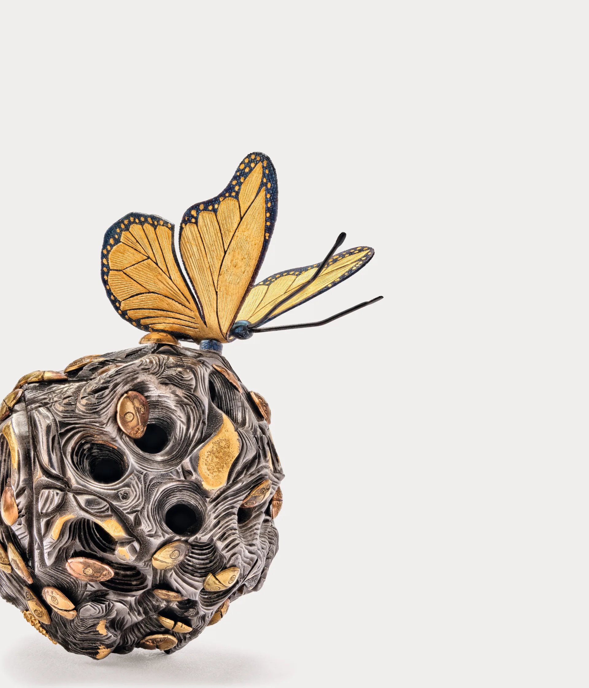 Даниэл Браш «Гнездо: бабочки и божьи коровки» (Nest: Butterflies, Ladybugs), 1990–1992. Чистое золото, сталь. Частная коллекция