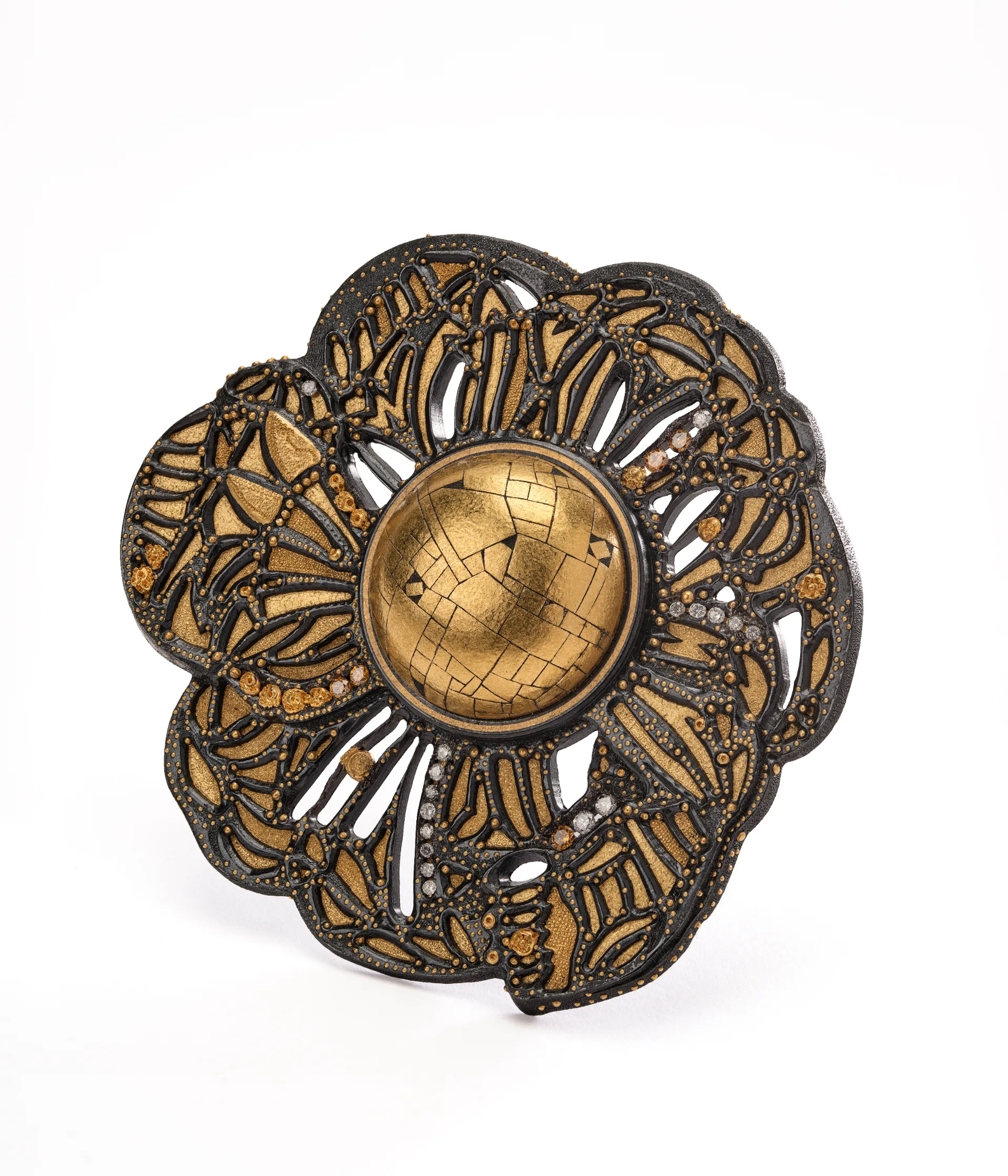 Даниэл Браш «Мозаичная купольная брошь» (Mosaic Dome Brooch), 1997–1998. Сталь, чистое золото, золото 18 карат, бриллианты. Частная коллекция
