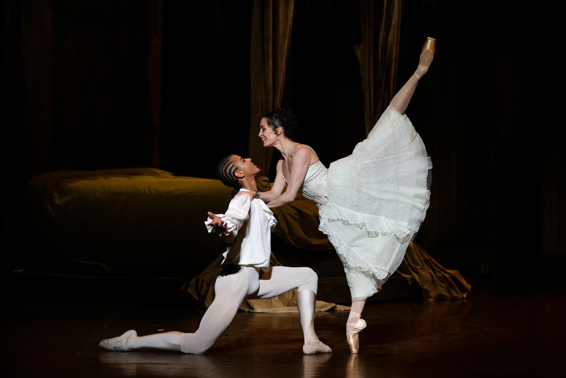 Амандин Альбиссон и Гийом Диоп в "Манон" (с) Svetlana Loboff / Opéra national de Paris