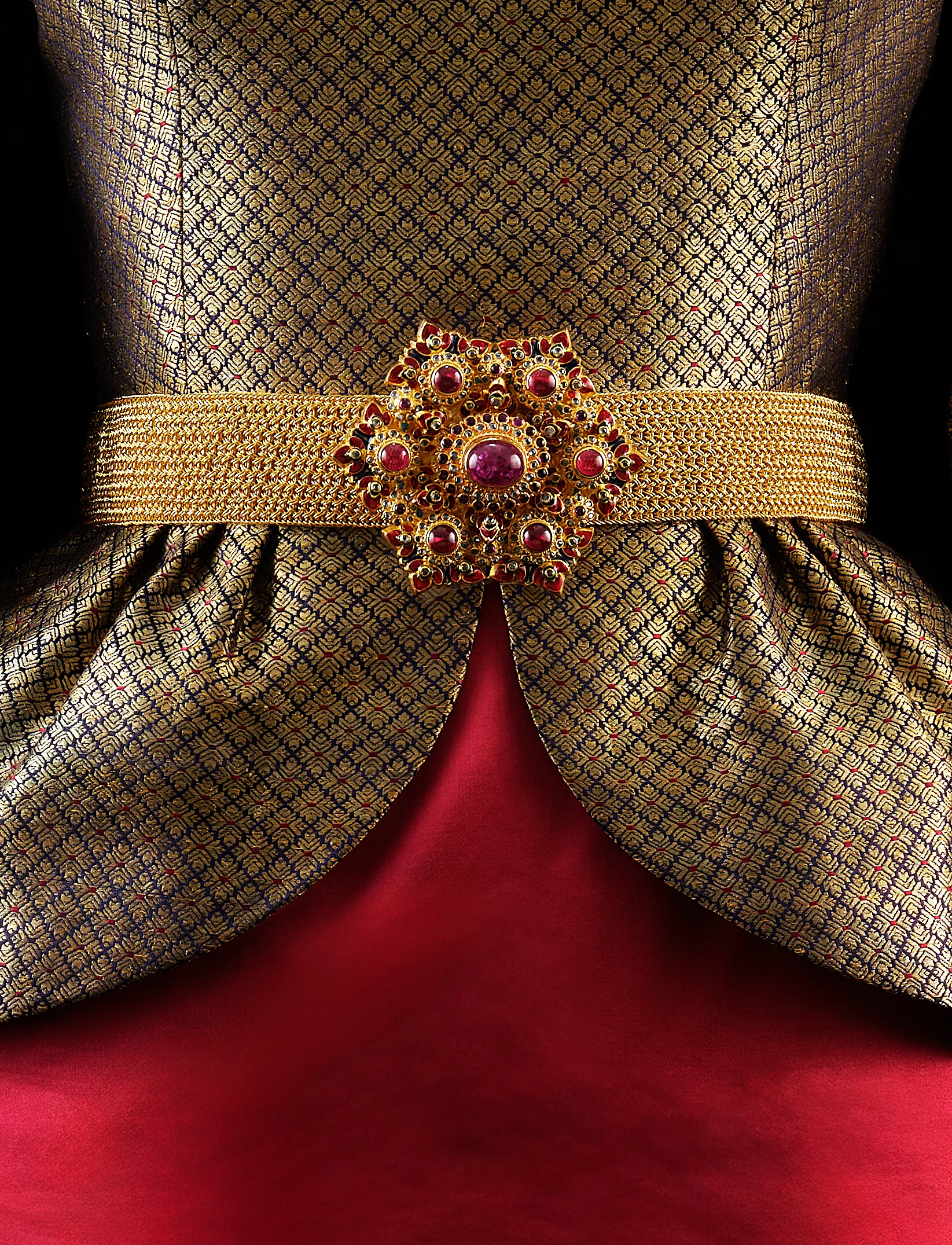 Вечернее платье (деталь) — 1985 Эрик Мортенсен (1926–1998) для Balmain Из коллекции королевы Сирикит