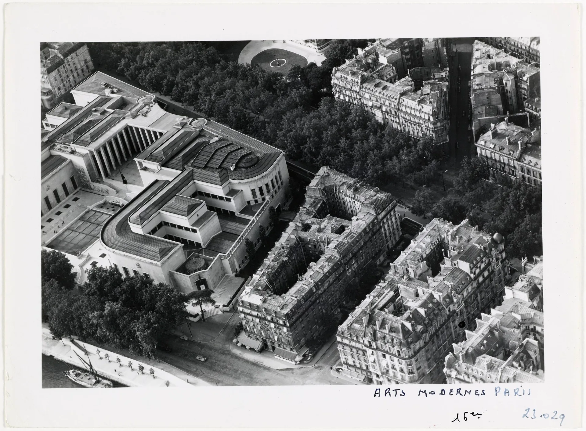Roger Henrard, 1958. Париж 16 округ, вид на 10, avenue du Président Wilson  https://www.parismuseescollections.paris 