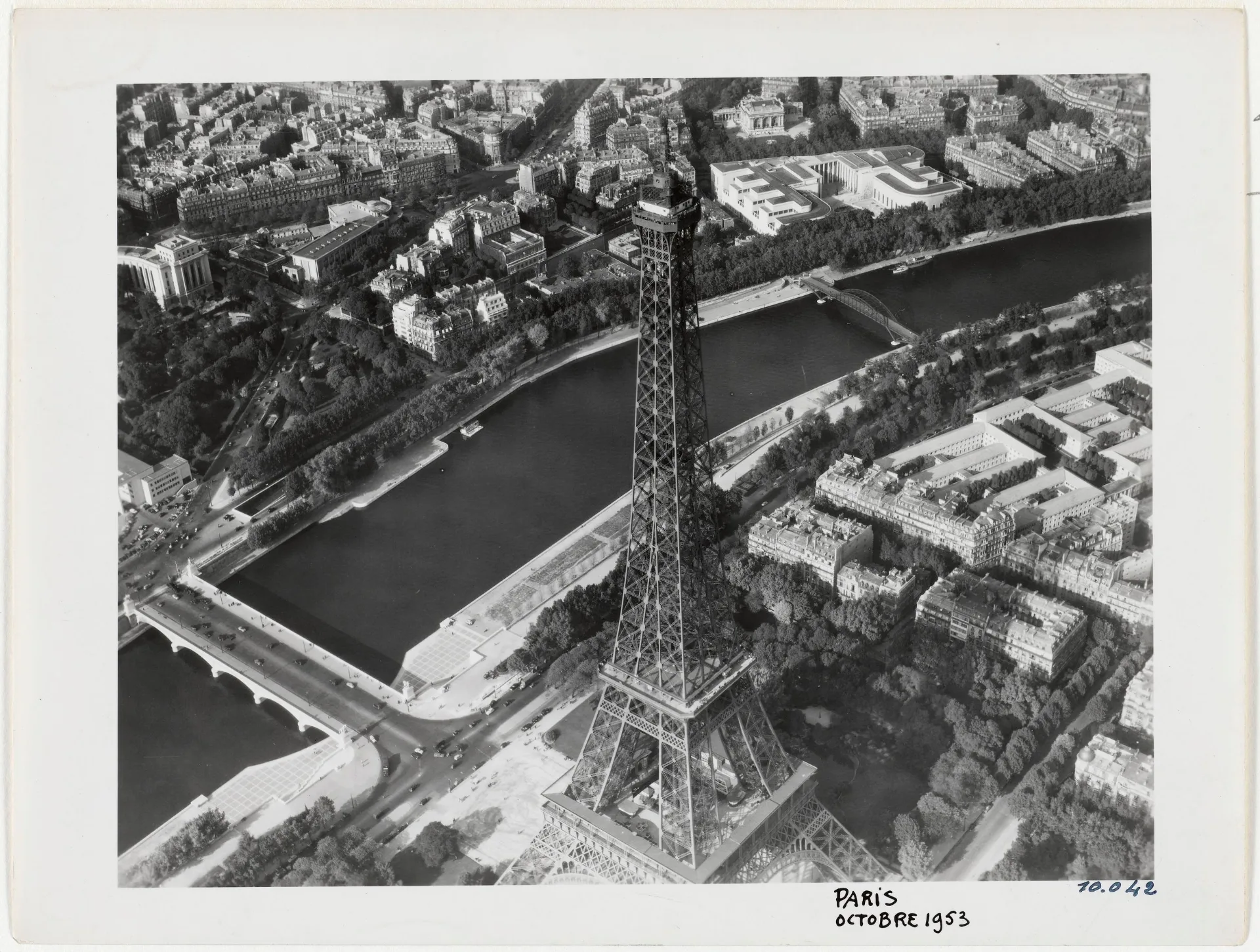 Roger Henrard, 1958. Париж 16 округ, вид на 10, avenue du Président Wilson  https://www.parismuseescollections.paris 