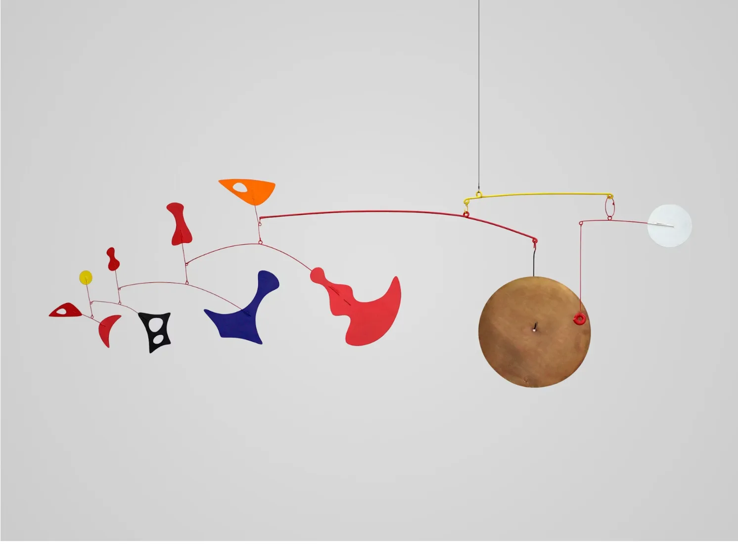 Александр Колдер, «Разбросанные объекты с латунным гонгом», 1948 © 2026 Calder Foundation, New York / ADAGP, Paris. Photo courtesy of Calder Foundation, New York / Art Resource, New York