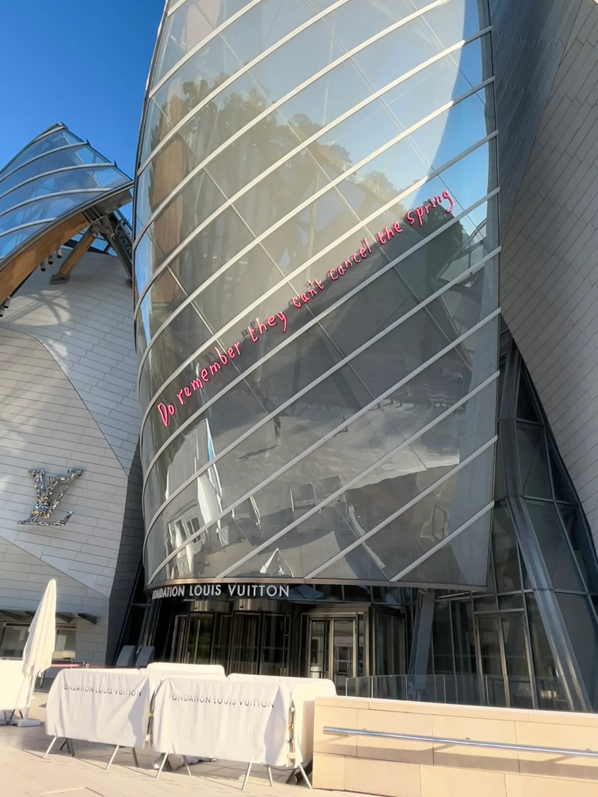 Do remember they can’t cancel the spring  на фасаде Fondation Louis Vuitton, где весной 2025 года состоялась последняя масштабная ретроспектива Дэвида Хокни
