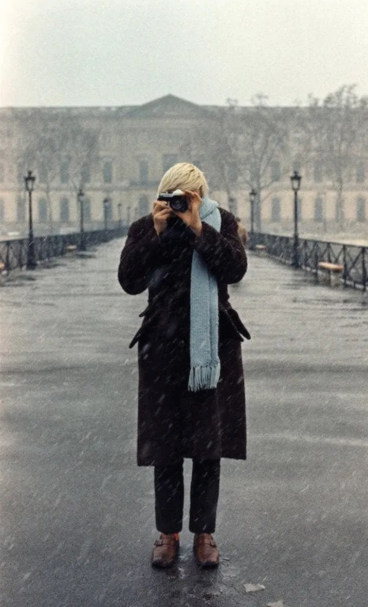 Дэвид Хокни на Pont des Arts, Paris, 1969 (с) Peter Schlesinger