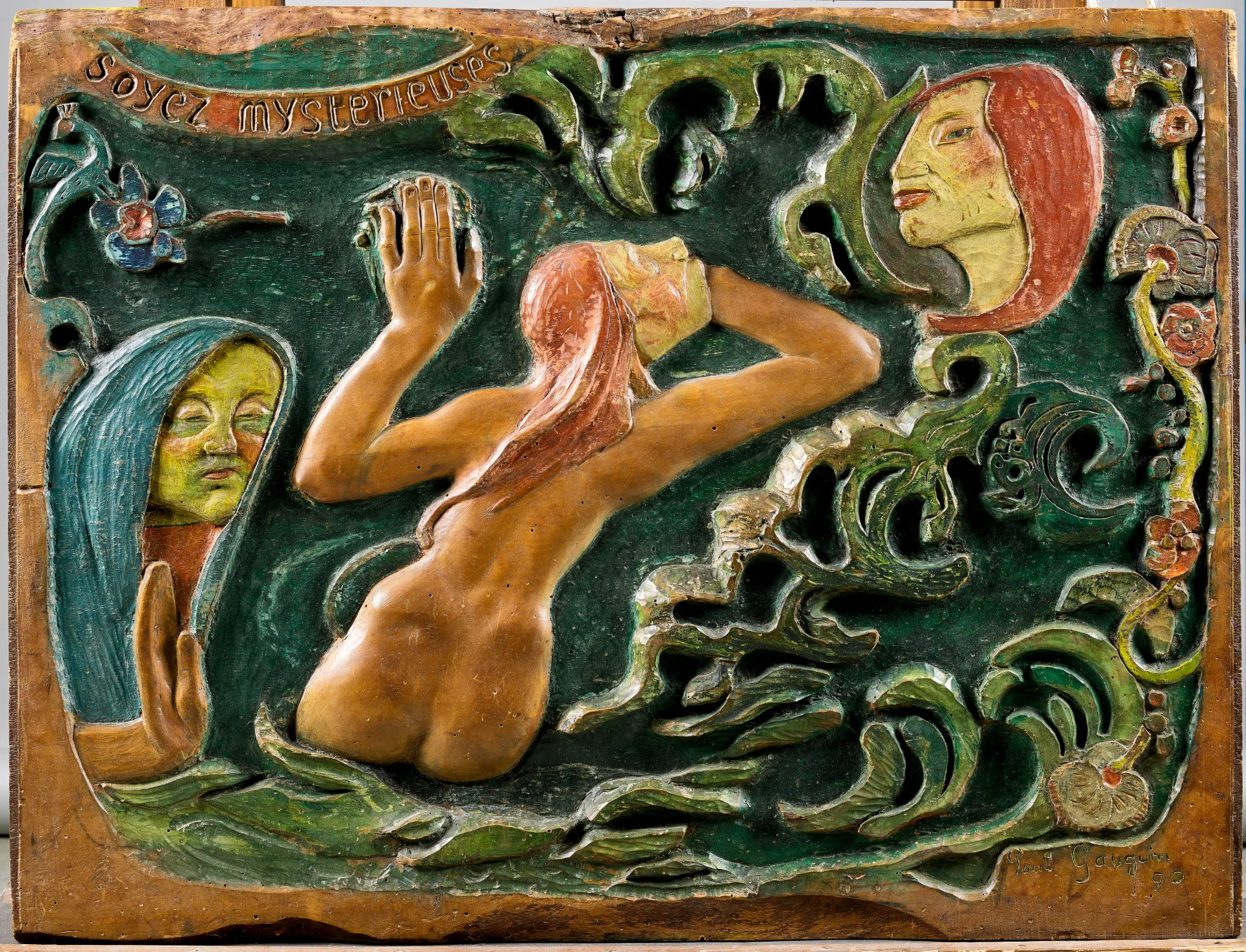 Поль Гоген. «Будьте загадочными», 1890. Барельеф из полихромного липового дерева, следы тёмного цветного карандаша. 73 × 95 × 5 см. Музей Орсе, Париж. Приобретён при участии Филиппа Мейера и японских меценатов, объединённых газетой Nikkei, в 1993 году. Гюстав Файе приобрёл произведение у Ивана Щукина в 1905 году; оно оставалось в его владении до конца жизни. Фото: © GrandPalaisRmn (музей Орсе) / Тони Керрек.