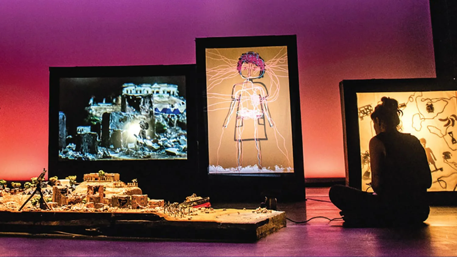 сцена из спектакля "ARUNA, или искусство плести новое начало" Айноа Видаль в Theatre de la ville 