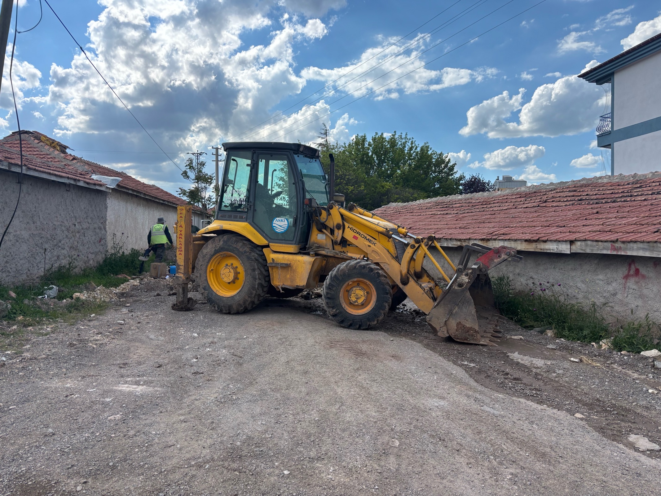 22 tonluk ekskavatör ve 10 adet jcb ve 2 adet çiftçeker kamyon görseli
