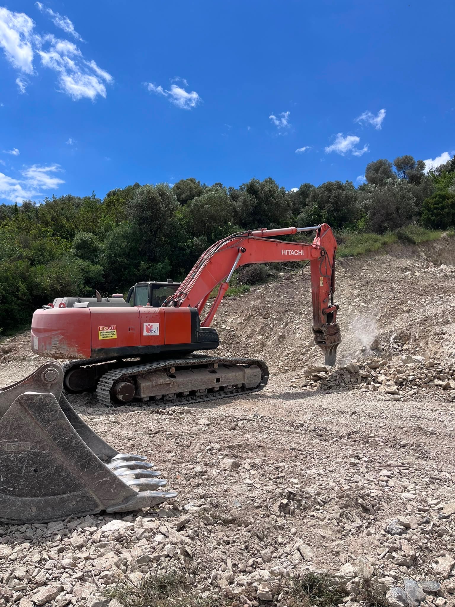 2015 Model Hitachi 350 Kırıcılı Ekskavatör Kiralık Gebze Kocaeli görseli