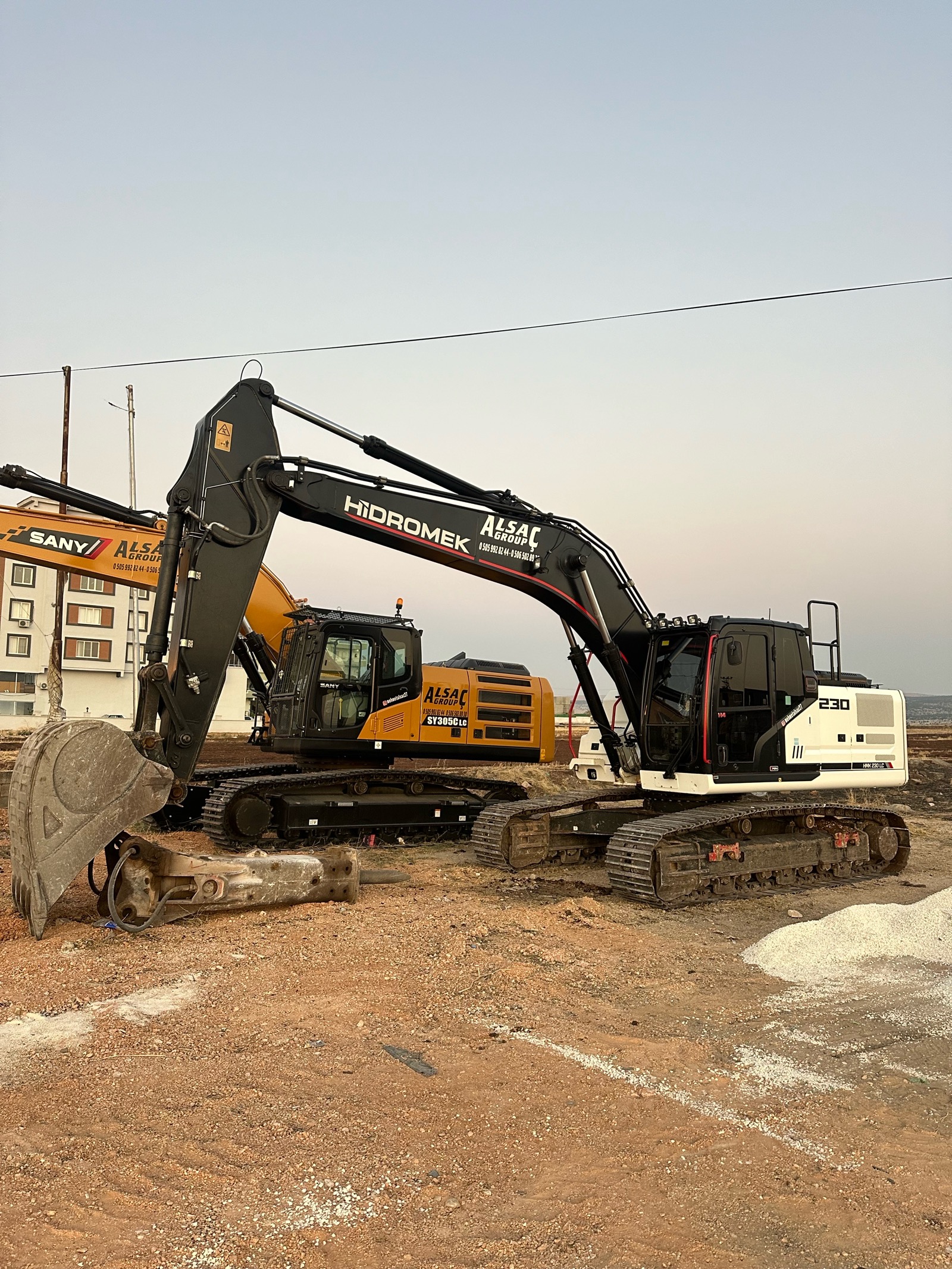 30 Ton ve 22 Tonluk kırıcılı Makinalar görseli