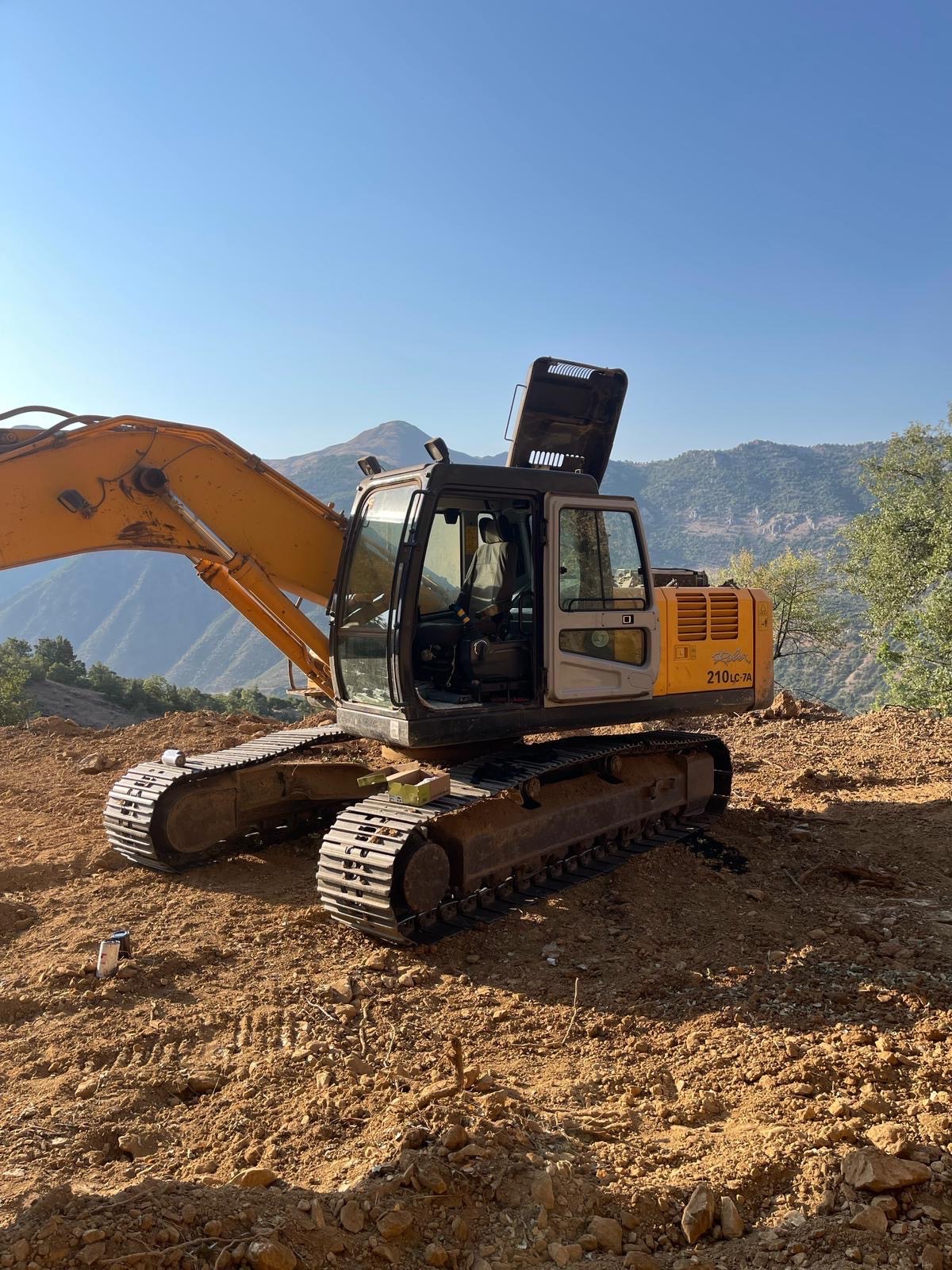 hyundai 22 tonluk paletli ekskavatör kırıcılı görseli