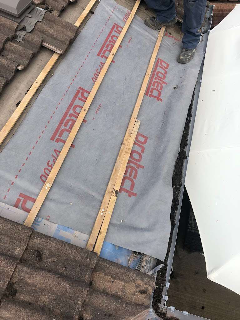 Roof & Gutter Dr