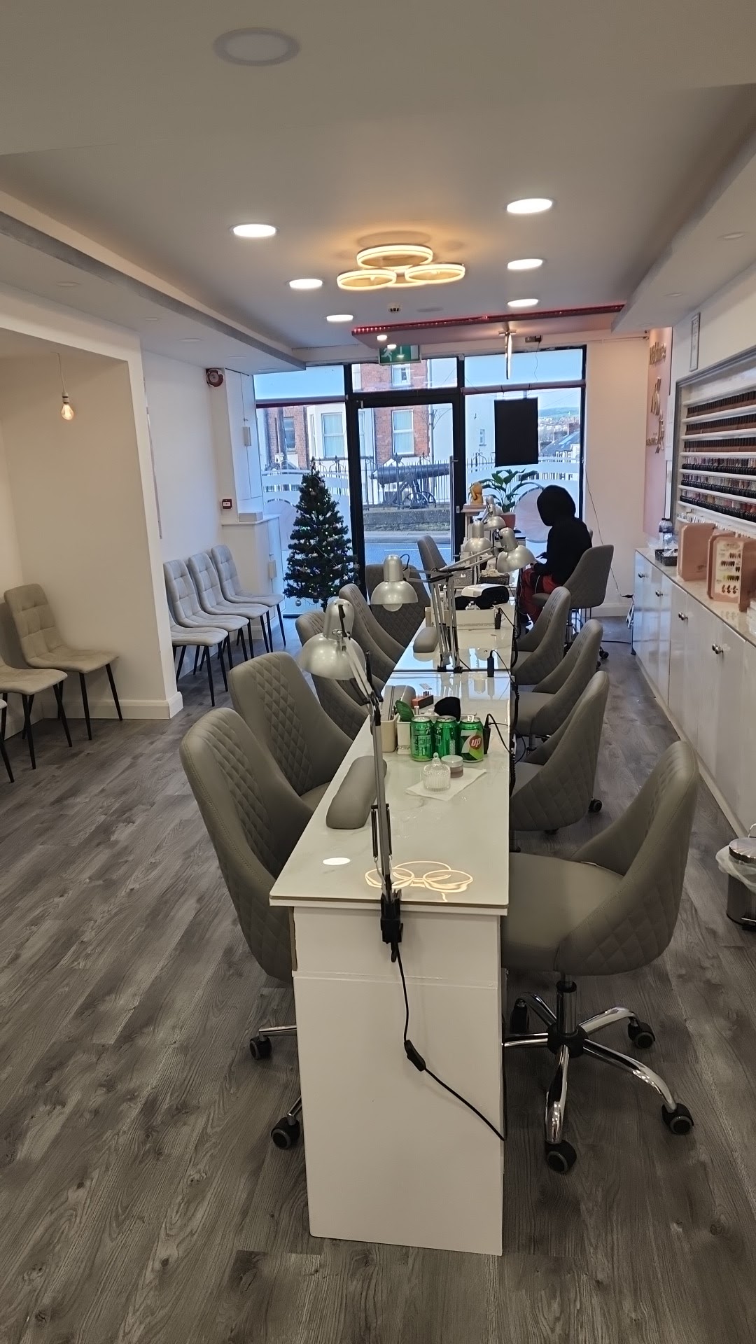American Nails & Spa