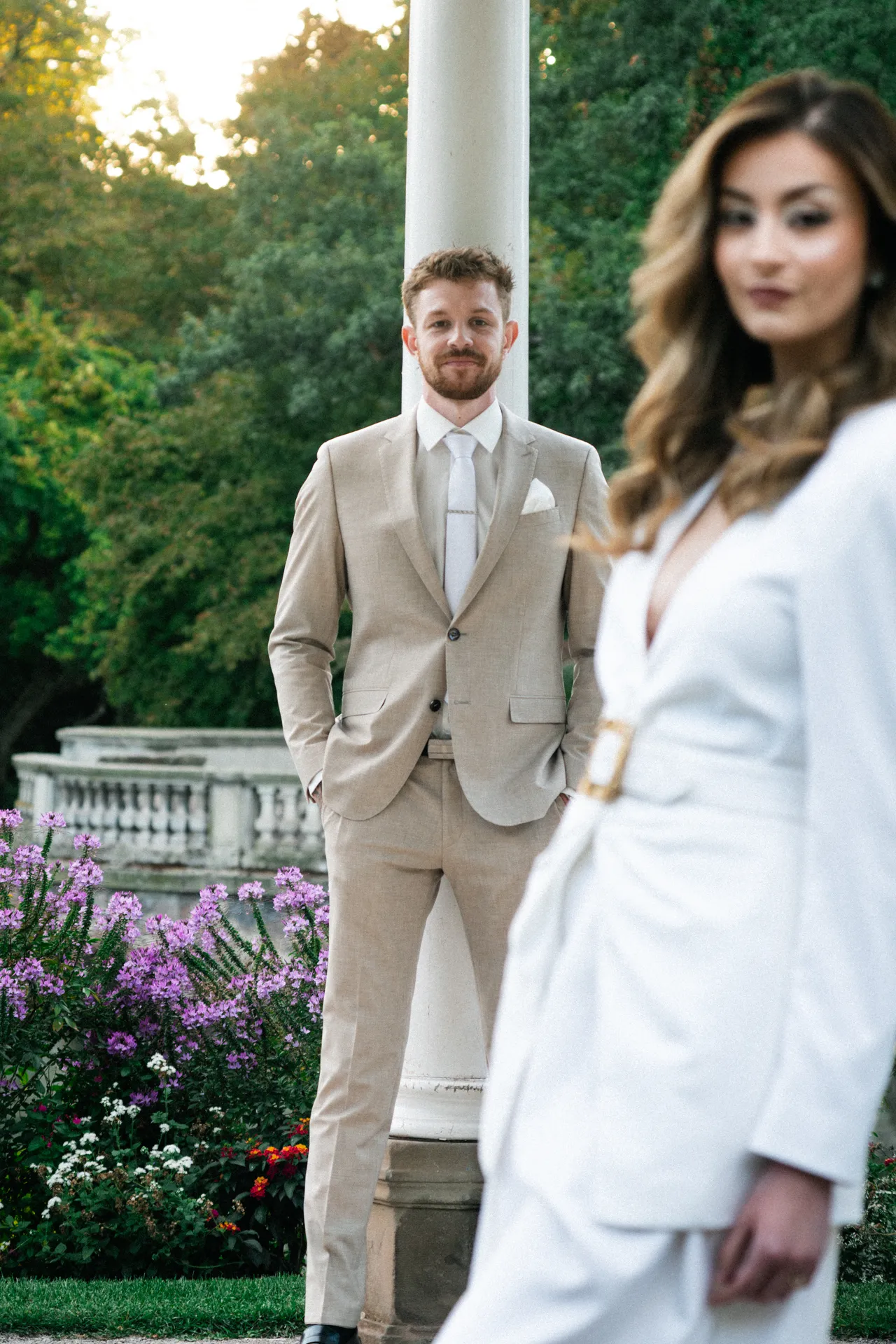 Costume beige homme avec chemise cravate et chaussures