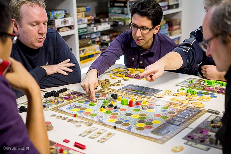 Joueurs autour d'une partie de jeu de société à Maison LIV'ART